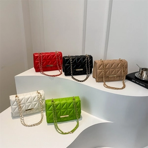 Sacs à bandoulière matelassés en plusieurs couleurs avec motifs géométriques