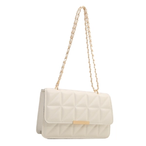 Sac bandoulière matelassé blanc avec chaîne dorée et motif géométrique triangle