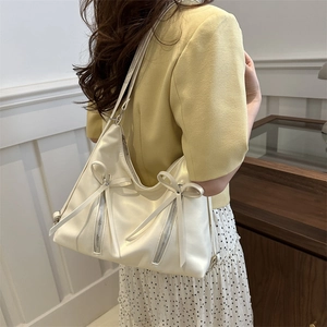 Borsa hobo plissettata bianco crema con fiocchi e cerniere per donna alla moda