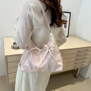 Elegante borsa tote rosa chiaro con fiocchi e cerniere argentate per donna