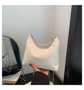 Dettaglio borsa a mezzaluna bianca con perline, scritta Fashion dorata e catena metallica