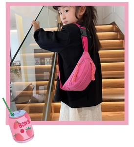 Vue détaillée du sac banane rose en toile avec sangle réglable sur un enfant