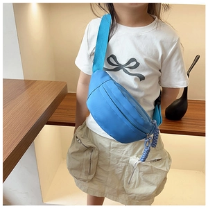 Détail du sac de poitrine bleu vif pour enfants en nylon avec fermeture à cordon