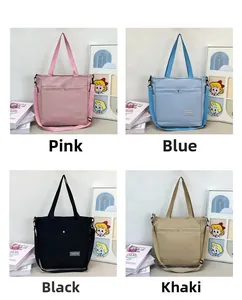 Détail de quatre sacs en toile rose, bleu, noir et kaki avec de grandes bandoulières