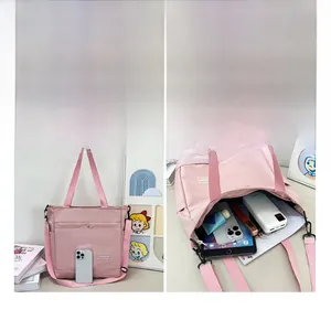 Grand sac cabas rose en toile avec bandoulière réglable et vue du rangement interne