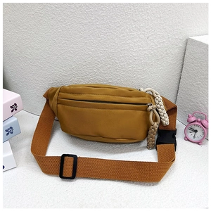 Détail du sac banane en toile jaune moutarde avec tirette tressée et boucle en plastique