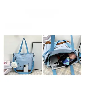 Dettaglio di una borsa tote azzurra capiente che mostra l'interno e le dimensioni del cellulare