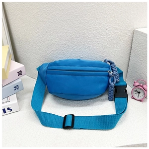 Détail de la banane enfant bleue avec tirette tressée et bandoulière réglable