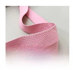 Vue macro de la sangle en toile tissée rose avec texture haute densité et antiglisse