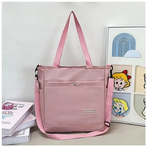 Grand sac fourre-tout en nylon rose avec bandoulière réglable et étiquette mode