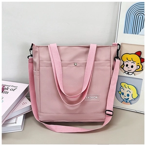 Sac fourre-tout en nylon rose avec poche avant à pression et sangle réglable