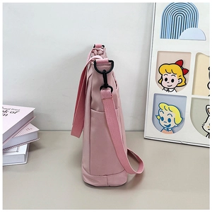 Sac à bandoulière rose en toile avec sangle réglable et poche latérale pratique
