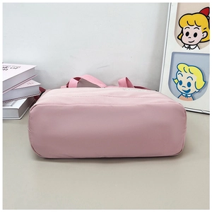 Vue détaillée du fond rectangulaire renforcé de ce sac d'école en toile rose