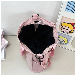Vue détaillée du grand sac cabas en toile rose avec doublure noire et boucle en D