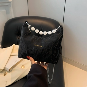 Borsa a mezzaluna nera a pieghe con scritta fashion e manico di perle bianche