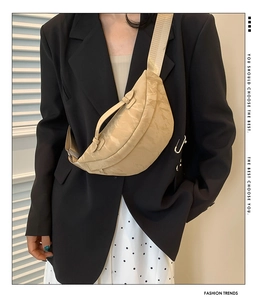 Dettaglio del marsupio beige a mezzaluna in nylon con tessuto dalla trama rugosa