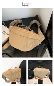Viste dettagliate della borsa a tracolla kaki con trama a pieghe e ampia tracolla