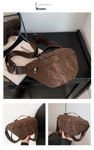 Viste dettagliate di un marsupio in nylon plissettato marrone con ampia tracolla regolabile