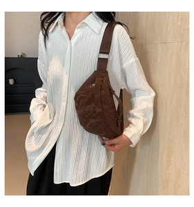 Borsa a tracolla marrone scuro plissettata in tela per donna con ampia fascia regolabile