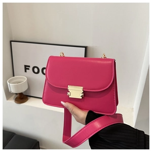Détail du sac fuchsia avec boucle en métal doré brossé et texture mate élégante