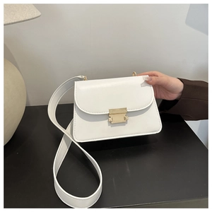 Sac à bandoulière blanc en PU avec boucle dorée et large sangle réglable