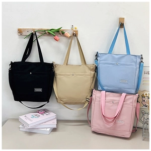 Sac Fourre-tout en Nylon Grande Capacité pour Femmes Sac d'École Étudiant Sac à Bandoulière Avec Écusson Lettre Mode Décontracté Quotidien