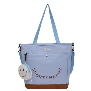 Borsa a tracolla in tela azzurra con patchwork marrone e ciondolo a forma di smiley