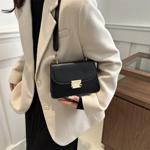 Sac bandoulière carré noir minimaliste avec boucle dorée et large bandoulière