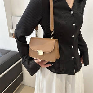 Sac bandoulière carré marron minimaliste avec boucle dorée et large bandoulière