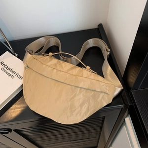 Borsa a tracolla minimalista beige a mezzaluna in tela con trama a pieghe e cinturino