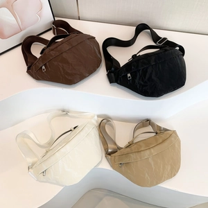 Borse a tracolla minimaliste in tela stropicciata da donna in nero, marrone, crema e kaki