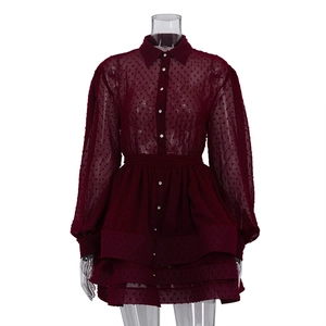 Französisches weinrotes Chiffonkleid mit Polka Dots, Langarm und gestuftem Volantsaum