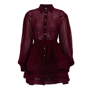 Details des burgunderroten Chiffonkleids mit Polka-Dot-Jacquard und gestuften Rüschen