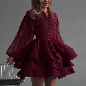 Elegantes burgunderrotes Chiffonkleid mit Polka Dots, Laternenärmeln und Stufenrock