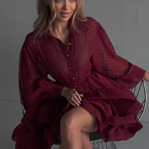Nahaufnahme der weinroten Kleid-Details mit Schweizer Punkten und gestuften Volants