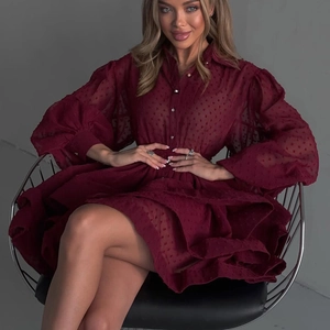 Kurzes burgunderrotes Chiffon-Hemdkleid mit Polka-Dot-Struktur und Volant-Saum