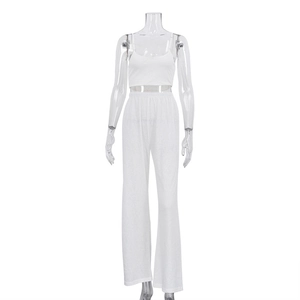 Dettaglio completo di completo lounge bianco due pezzi con pantaloni larghi e top corto chic