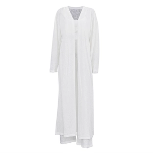 Dettaglio del set tre pezzi bianco che mostra il tessuto in maglia testurizzato del cardigan