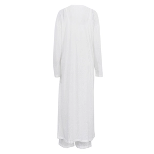 Vista posteriore di un cardigan bianco leggero a maniche lunghe con taglio ampio e fluido lungo