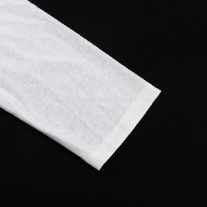 Dettaglio del polsino bianco a maniche lunghe con cuciture precise e tessuto traspirante