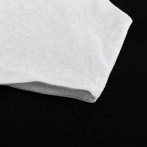 Dettaglio ravvicinato del tessuto a maglia bianco con cuciture precise a doppio filo