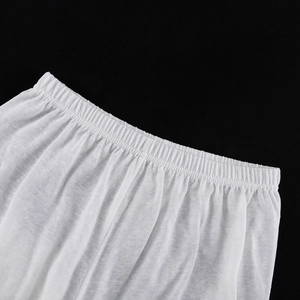 Dettaglio dell'elastico in vita con cuciture rifinite sui pantaloni bianchi larghi
