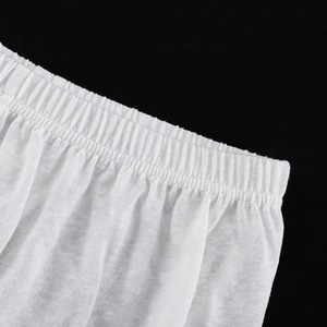 Dettaglio dell'elastico in vita ad alta elasticità e trama a coste verticali per il set bianco