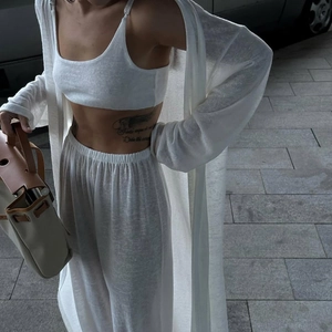 Completo casual bianco da 3 pezzi con cardigan lungo, crop top e pantaloni ampi