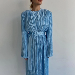 Elegante abito lungo plissé azzurro a maniche lunghe con cintura coordinata con fibbia