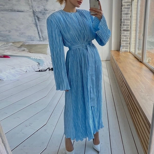Elegante abito a pieghe azzurro a maniche lunghe con cintura abbinata per un look chic