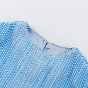 Dettaglio dello scollo plissettato blu cielo con bottone posteriore e fodera liscia