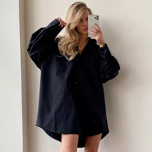 Selfie miroir d'une robe chemise oversize noire à manches longues avec col classique