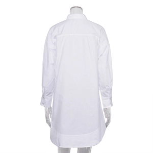 Vue arrière d'une chemise blanche à manches longues avec ourlet arrondi et empiècement