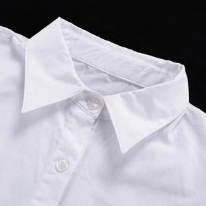 Détail du col d'une chemise blanche avec pointes et boutons en résine transparente